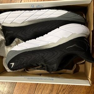 Used once Hoka One One Arahi 6 Women's Running Athletic Shoes BWHT Black‎ Gray